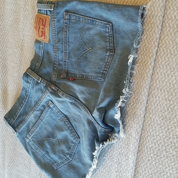 Levi's 501 Shorts - Picture 2 of 6
